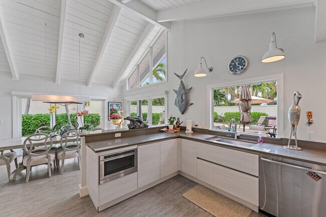 Photo - 108 E Tarpon Ln