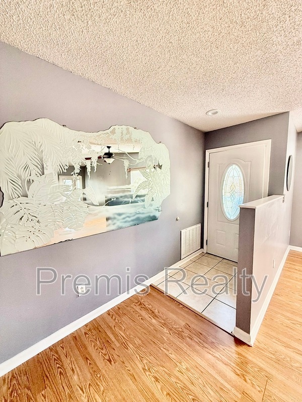 Photo - 747 Brook St NE