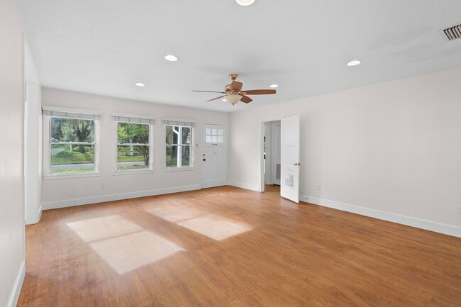 Photo - 605 N Amelia Ave