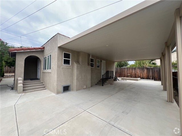 Building Photo - 206 N Lindsay St Rental