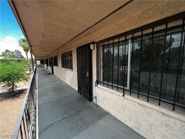 3720 Royal Crest St Unidad 14