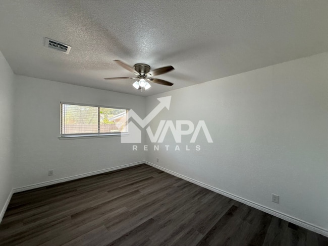 Photo - 8327 Greenham