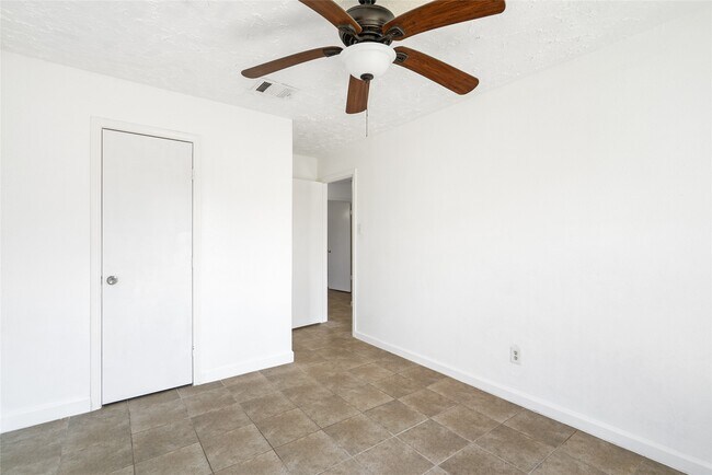 Photo - 1666 Meadow Green Dr