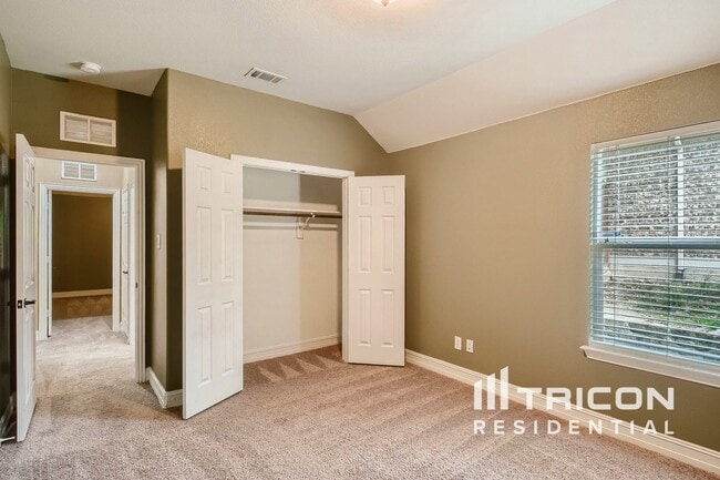 Photo - 612 Peterhouse Dr