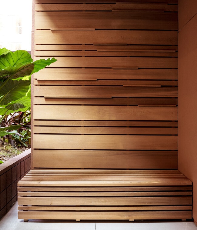Relájese y descanse en su banco privado de tablones de madera, a solo unos pasos de su puerta.