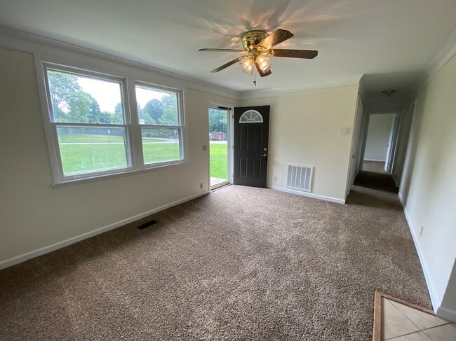 Photo - 3 Bedroom Pet Friendly Home For Rent!