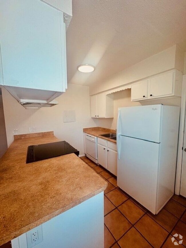 Building Photo - 2 Bedroom Central Rental