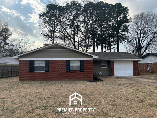 Building Photo - Spacious 4BR Home with Formal Dining, Fenced Yard & Garage in Southaven