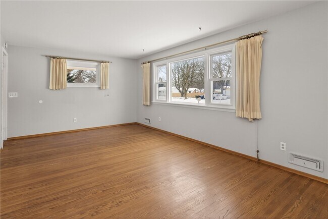 Photo - 14 Kingswood Dr