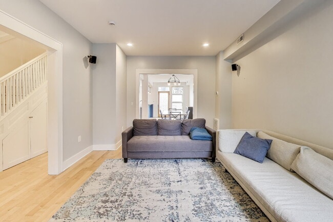 Photo - 646 Keefer Pl NW