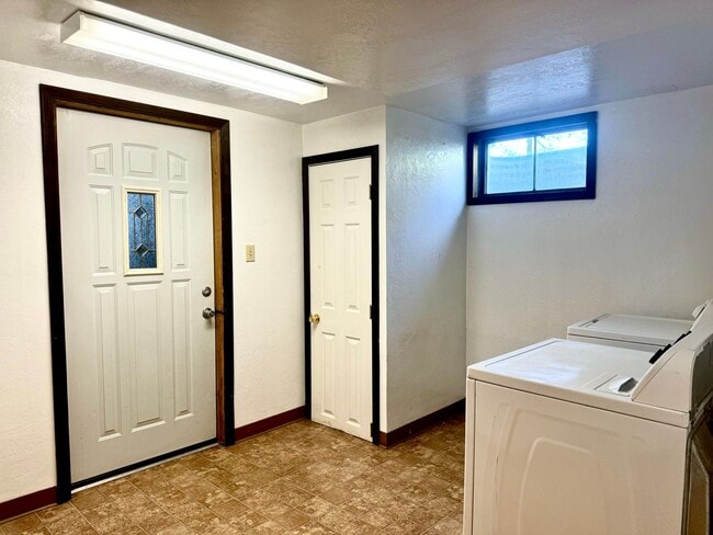Photo - 2434 Wyoming St W
