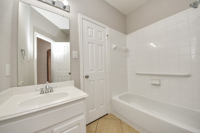 Photo - 4422 Roundtree Ln