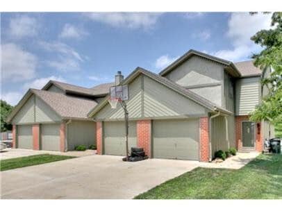 Beautiful Updated Townhome in Lee's Summit-Available NOW!! - Beautiful Updated Townhome in Lee's Summit-Available NOW!!