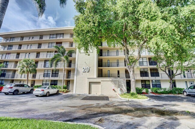 Photo - 20 Royal Palm Way Unidad 3020