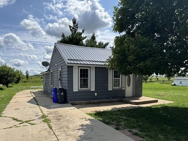 Building Photo - Cozy 2-Bedroom Cedar Rapids Home With Large Yard!