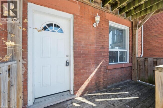 Photo - 352 Duke St W