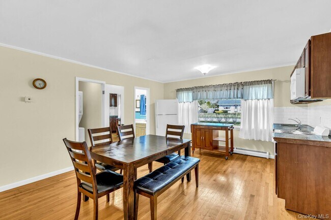 Photo - 13 Argonne Rd W