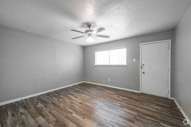 2BR, 2BA - 1,000SF