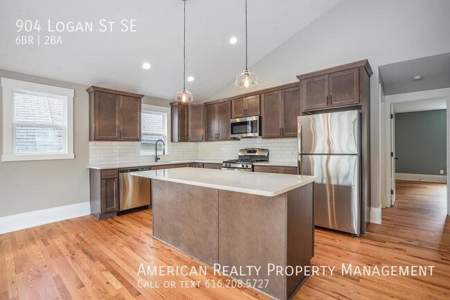 Photo - 904 Logan St SE