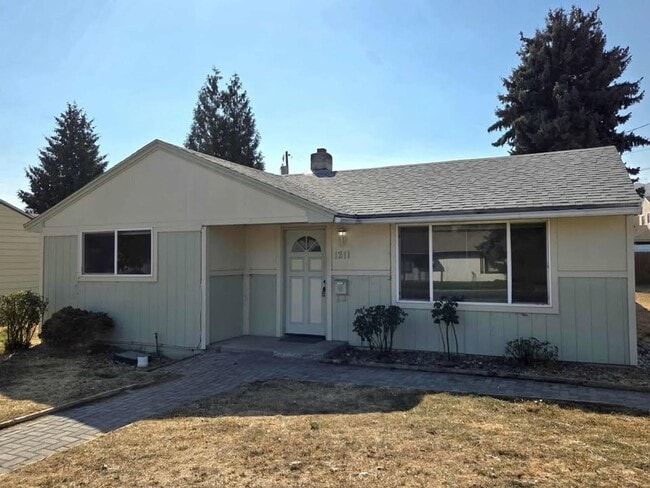Building Photo - Two Bedrooms & One Bathroom Home