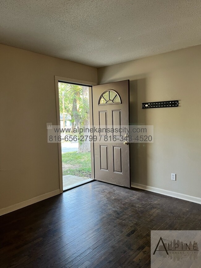 Photo - Cute Home near WOF!