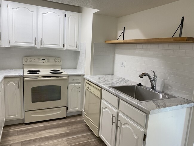 Photo - 18 N 1540 E St