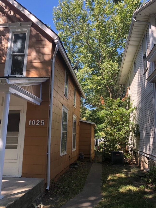 Building Photo - 1025 SW Clay St Rental