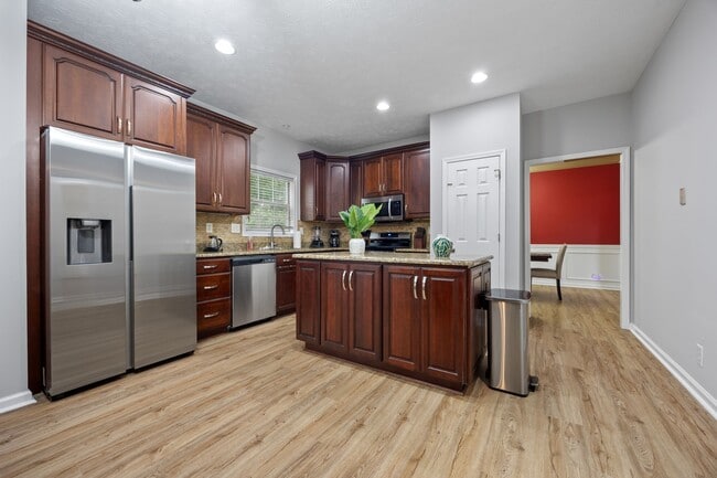 Photo - 350 Saddle Bridge Dr