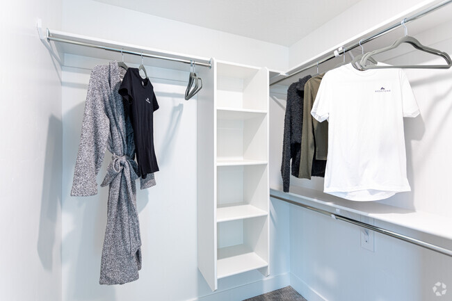 2BR, 2BA - 1,048SF - Closet