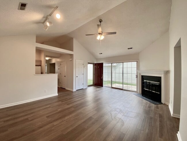 Photo - 409 Devlin Pl