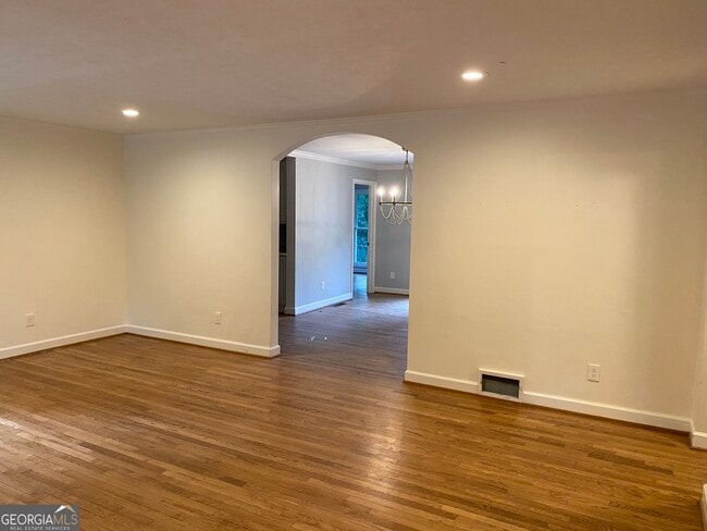 Photo - 2021 Woodbine Terrace NE