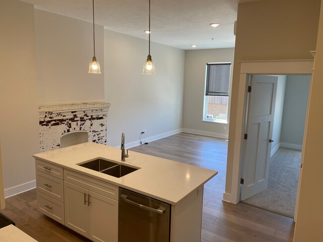 Building Photo - 253 Center St Rental