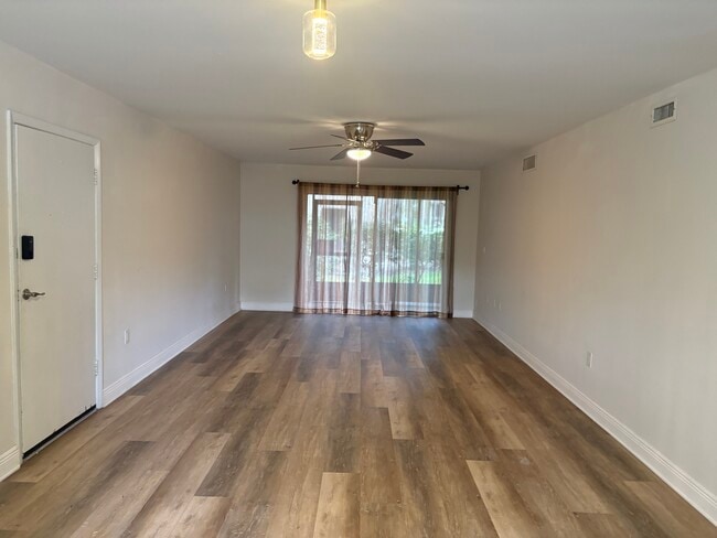 Living Room - 3802 N Lake Dr Unit 20