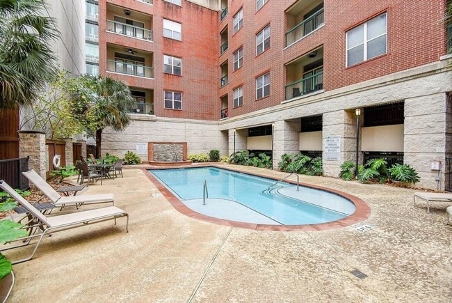 Photo - 300 St Joseph Pkwy