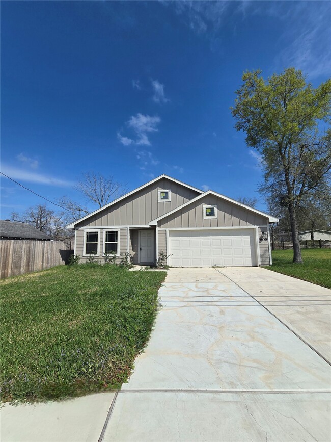 Building Photo - 608 Yupon St