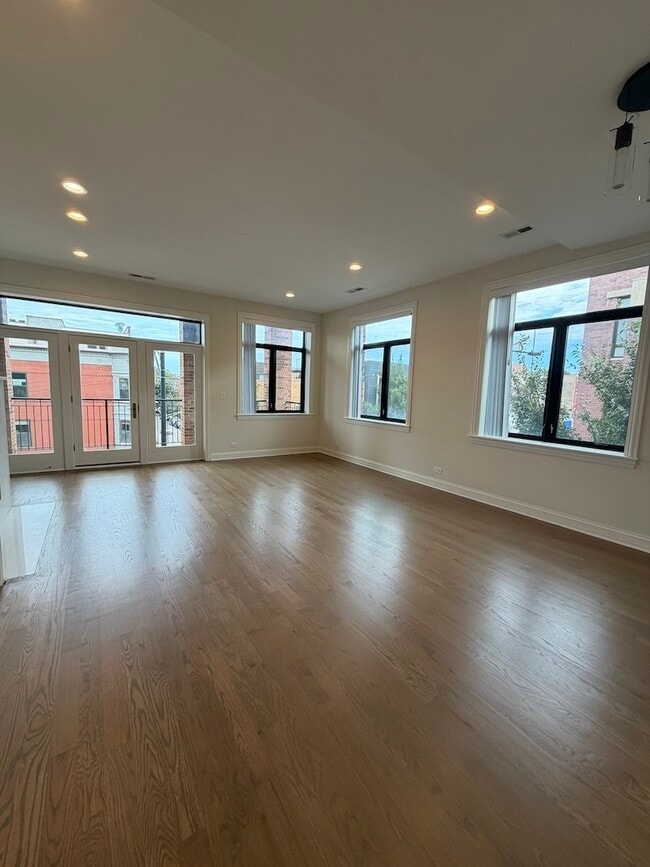 Building Photo - 1701 W Chicago Ave Unit 3