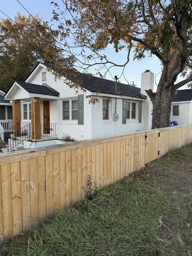 Photo - 2846 Appleton Ave