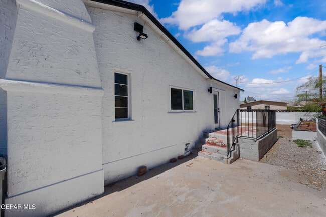 Photo - 3221 N Stanton St