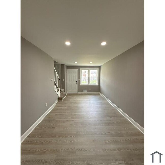 Photo - 2 Bedroom Fenced In Home