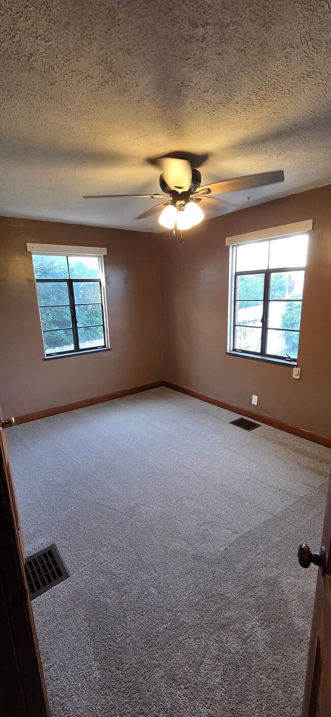 Photo - 153 E Walnut St