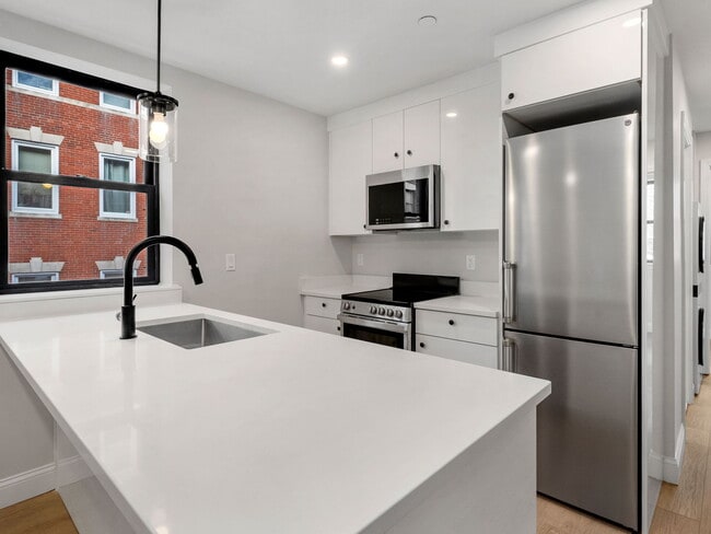 Building Photo - 176 Salem St Unit 4