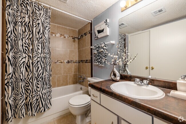 2HAB, 2BA - 950ft² - Baño - Water's Edge
