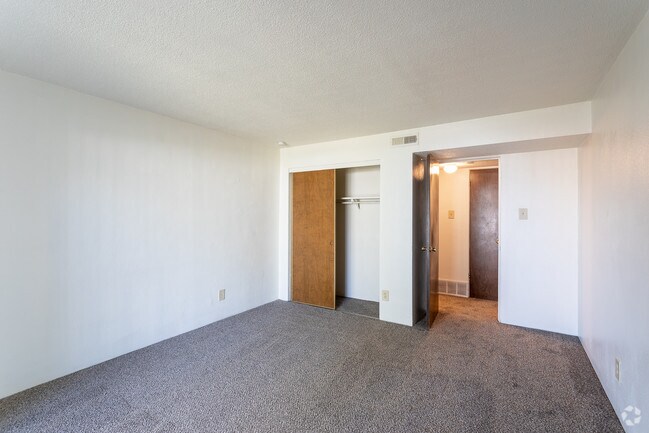 1BR, 1BA - 700 SF