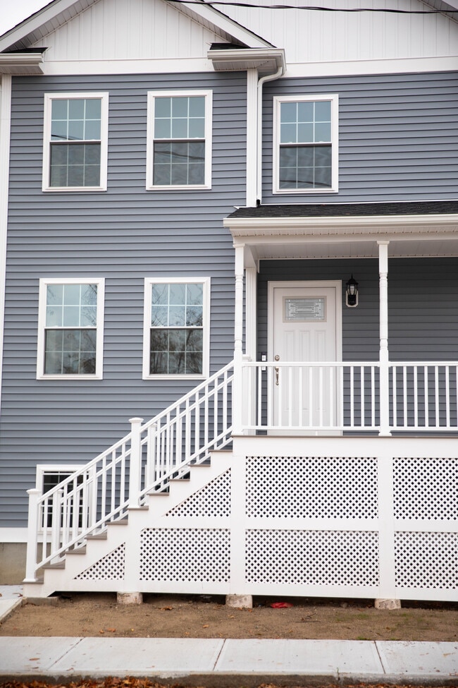 Front of House - 37 Manhattan St Unit 1