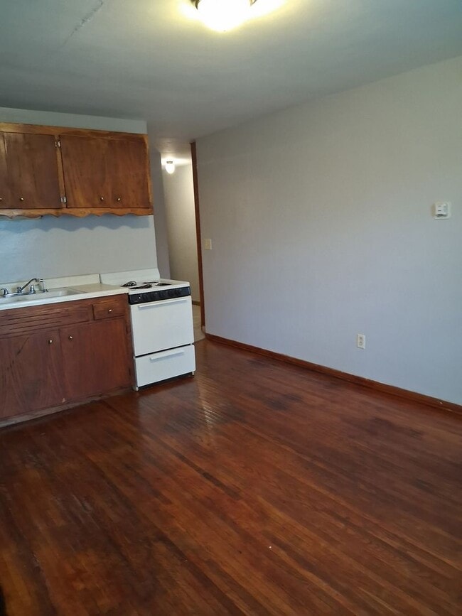 Building Photo - 1 Bedroom 1 Bath in Maplewood  HEAT INCLUDED Unit #3