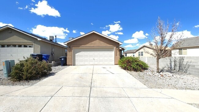 Building Photo - Cozy 3 Bedroom 2 Bathroom Home In The NW!