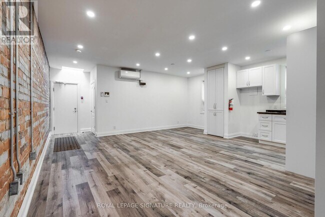 Photo - 421 Danforth Ave