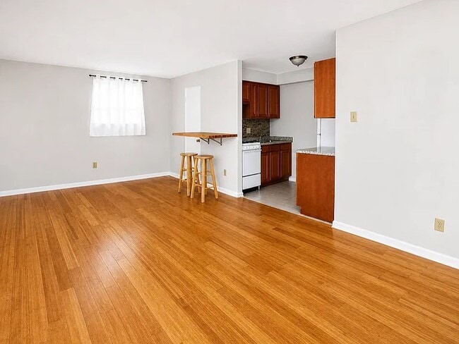 Studio Available Sept. 15+ - FRIENDSHIP COURT