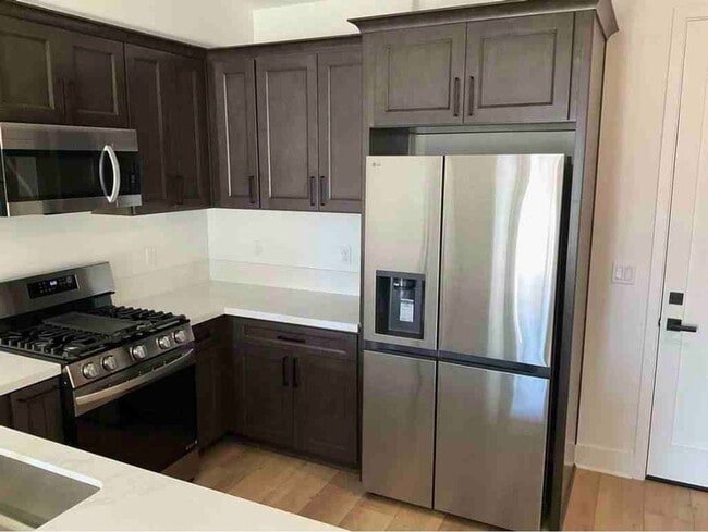 402 W Grand Ave