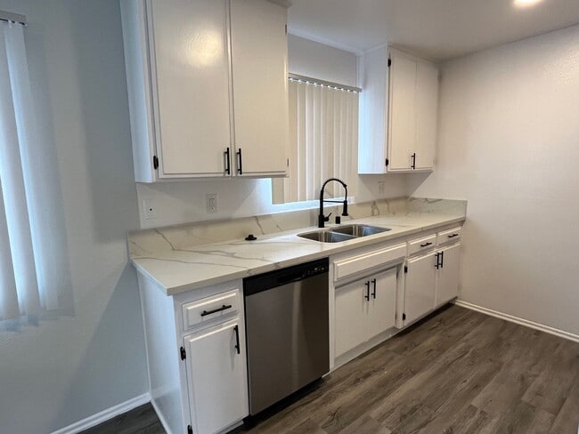 Photo - 17211 Chatsworth Street